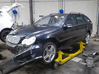 Voiture accidenté Mercedes C-klasse C Combi (S203) Combi 3.0 C-320 CDI V6 24V (OM642.910) [165kW]  (06-200=
5/08-2007) 2006/3