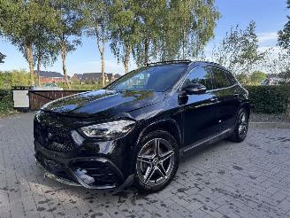 Mercedes GLA Mercedes-Benz GLA 180 AMG PANORAMA HUD Memorie Trekhaak Ambiance Massage VOL!! 2025/7