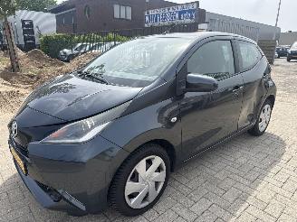Toyota Aygo 1.0 VVT-i X-PLAY LICHTE SCHADE! BOUWJAAR 2014 3900 EURO VAST! 2014/12