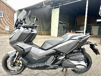 Vaurioauto  motor cycles Honda  ADV 350A 29pk Matgrijs - keyless - handvat verwarming - abs - slechts 5284km gelopen - lichte krassen 2022/10