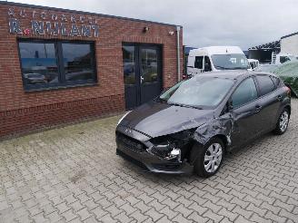 Unfall Kfz Roller Ford Focus LIM. BUSINESS 2017/6