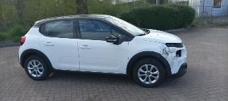 Citroën C3 Shine 1.5-Diesel 102pk Climatecontrol CruiseControl Stoelverwarming Lichtautomaat Regensensor Lichtautomaat Mistlampen Afneembare trekhaak 2018/10