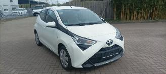 Toyota Aygo X-Play 1.0-VVT-i 72pk Airco Led koplampen Led achterlichten Elek-ramen elektrische buitenspiegels centrale deurvergrendeling met afstandsbediening Hoogglans buiten design Deelbare achterbank 2018/9