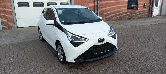 Toyota Aygo 1.0-VVT-i 72pk X-Play airco elektrische buitenspiegels met verwarming Centrale vergrendeling met afstandsbediening Led koplampen led achterlichten Hoogglans buiten design Deelbare achterbank getinte ruiten 2018/9