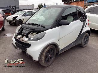 dañado máquina Smart Fortwo Fortwo Coupe (451.3), Hatchback 3-drs, 2007 1.0 45 KW 2011/10